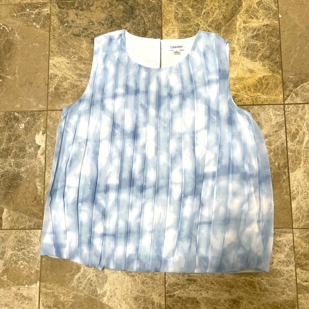 Calvin Klein Blouse large with gathers at the front